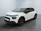 Une Citroën blanche est garée dans une grande pièce