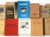 un grand nombre de livres posés sur une table