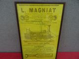 une vieille affiche représentant une locomotive à vapeur, exposée dans un musée