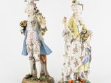 paire de figurines en porcelaine représentant un homme et une femme
