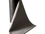 un gros plan sur un rouleau de tissu noir sur fond blanc