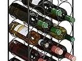 Le casier à vin contient de nombreuses bouteilles de vin.
