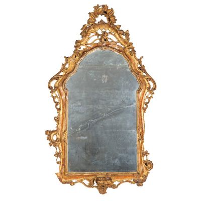 une image d'un miroir encadré d'or sur un mur blanc