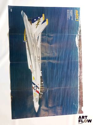 une photo d'une photo représentant un avion de chasse survolant la mer