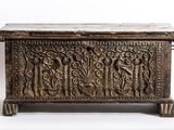 un vieux coffre en bois posé sur une surface blanche