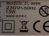 un gros plan sur la batterie d'un téléphone portable posée sur une surface blanche