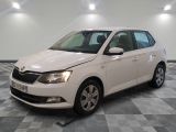 la voiture blanche est garée sur un sol en damier dans le garage