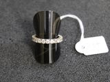 une bague posée sur une table à côté d'une étiquette de prix