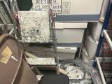 une pile de cartons, les uns sur les autres, par terre