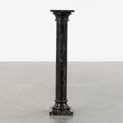 un socle en marbre noir avec un plateau noir et une base noire