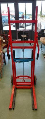 une grande machine rouge qui se trouve dans une pièce