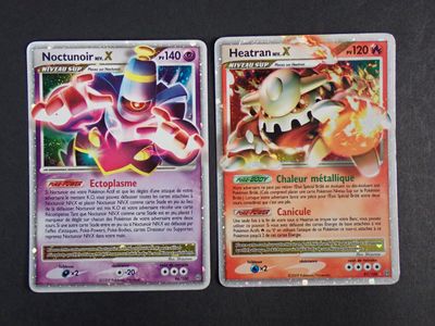 deux cartes Pokémon posées l'une à côté de l'autre sur une table