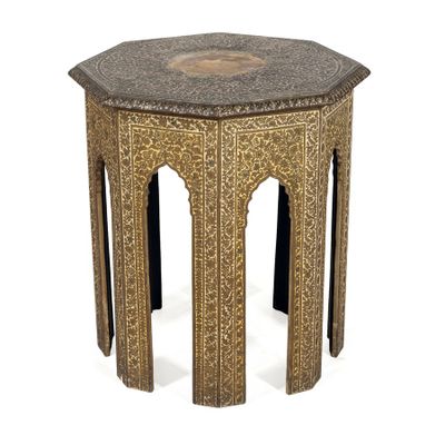 une photo d'une table d'appoint avec un plateau en marbre