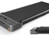 une image montrant un gros plan d'un téléphone portable posé sur un support