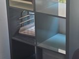 un bureau avec une chaise et une bibliothèque dans un coin