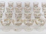 un grand nombre de verres à vin posés sur une table