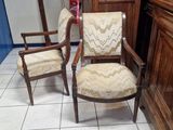 deux chaises qui sont assises ensemble dans une pièce