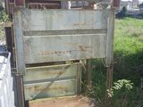une boîte métallique rouillée posée sur le bord de la route