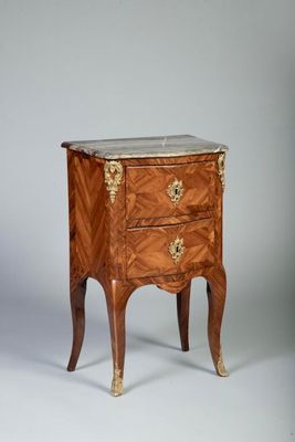 une petite commode avec un plateau en marbre