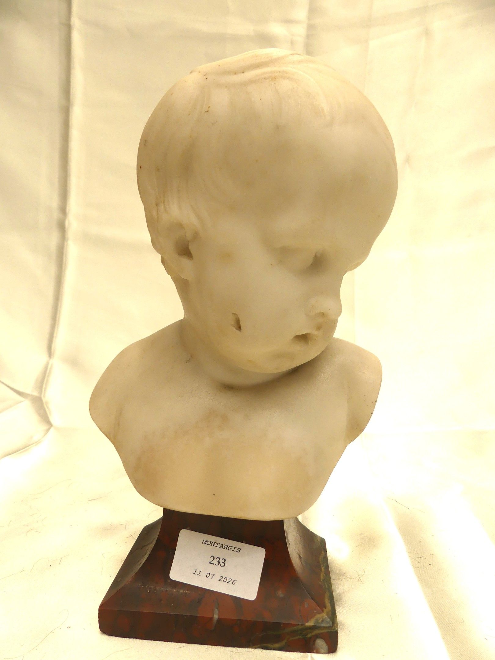 Anonyme Un buste de bébé marbre blanc sur un socle marbre marron En l'état Hauteur 24.5 cm