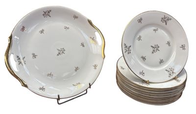a lot of plates that are stacked on top of each other
