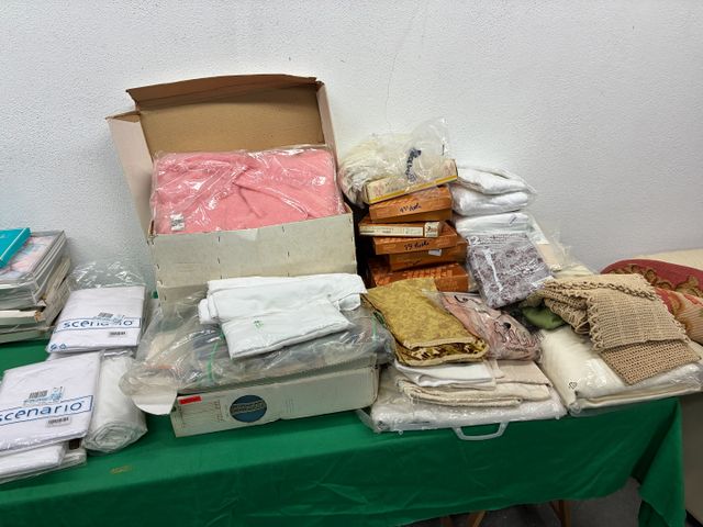 Important lot de linge de maison : draps housses (140/190), alèse