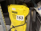 un seau jaune posé sur une étagère, à côté d'autres objets