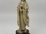 figurine chinoise en ivoire sculpté représentant une femme tenant un bébé dans ses bras