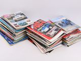 de nombreux magazines empilés les uns sur les autres sur une table