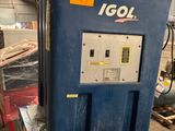une machine bleue qui se trouve dans un entrepôt