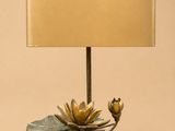 une lampe posée sur une table, à côté d'une autre lampe
