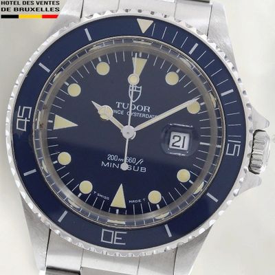 une photo d'une montre-bracelet au cadran bleu, montée sur un bracelet argenté