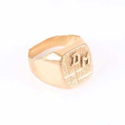 un gros plan d'une bague en or sur laquelle figure un chiffre romain