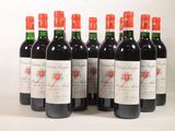 six bouteilles de vin rouge sont alignées