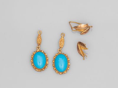 une paire de boucles d'oreilles en turquoise et une broche en feuille d'or