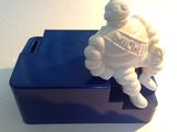 une figurine blanche posée sur une boîte bleue