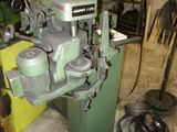 une machine qui se trouve dans un garage
