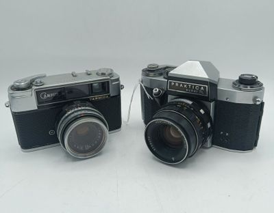 Deux appareils photographiques :