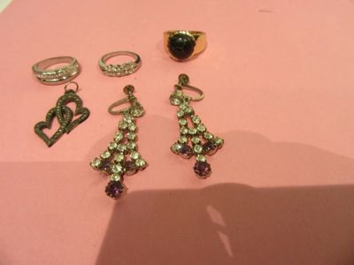 beaucoup de bijoux sur un fond rose