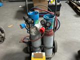 un chariot sur lequel sont empilées plusieurs bouteilles de gaz