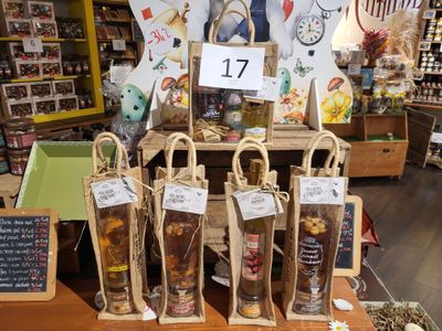 de nombreux sacs de nourriture posés sur une table dans un magasin