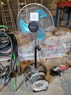 une photo d'un ventilateur posé sur une palette