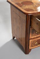 Commode en placage de frêne, poirier dans des réserves à enc… (photo 5)
