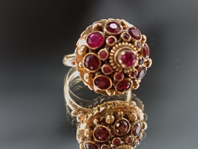 Bague dôme en or jaune 14K ornée de 9 rubis d'environ 0,10 c…