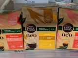 trois paquets de café posés sur une étagère dans un magasin