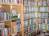 il y a beaucoup de DVD sur les étagères de cette pièce