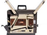 un vieux projecteur de cinéma posé sur une table