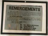 une pancarte accrochée au mur d'un immeuble sur laquelle on peut lire : « remericiment » s «