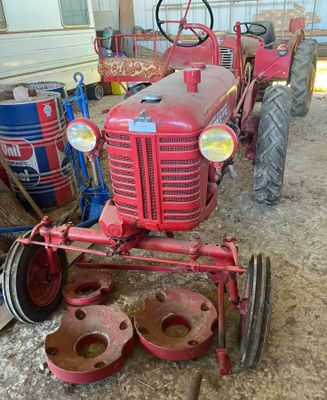 un tracteur rouge garé dans une grange