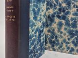 un vieux livre ouvert, dont la couverture bleue et blanche est visible